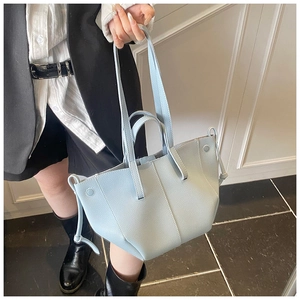 Detail der hellblauen Achseltasche mit Lychee-Textur und Doppelriemen-Design