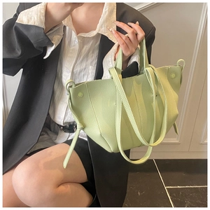 Detail der mintgrünen Ledertasche mit Litschi-Struktur und verstellbarem Riemen