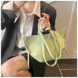 Detailansicht der avocadogrünen Schultertasche mit Lychee-Muster und Tunnelzug-Detail