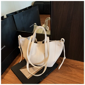 Detailansicht der beigen Shopper-Tasche aus strukturiertem Leder mit Kordelzug-Elementen