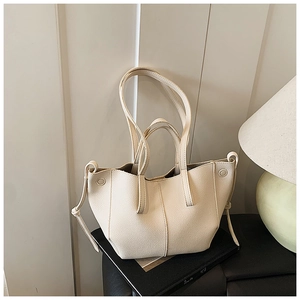Detail der cremeweißen Leder-Tasche mit Kordelzug-Akzenten und Doppelriemen-Design