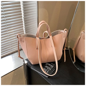 Detailansicht der rosa Lederschultertasche mit feiner Lychee-Narbung und weicher Textur