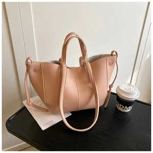 Detail der hellrosa Handtasche aus Leder mit Litschimuster, grauem Filzfutter und Gurt