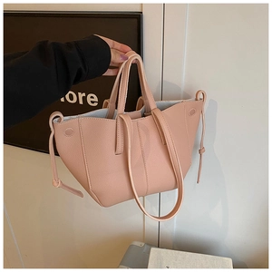 Detailansicht der rosa Ledertasche mit Kieselmaserung und seitlichen Knotendetails