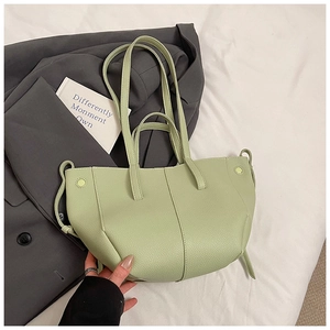 Details der hellgrünen Ledertasche mit Lychee-Narbenstruktur und Doppelgriff-Design