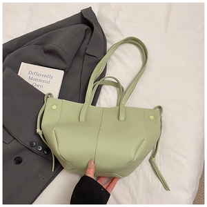 Nahaufnahme hellgrüne Shopper-Tasche mit Lychee-Prägung und Kordelzug an der Seite