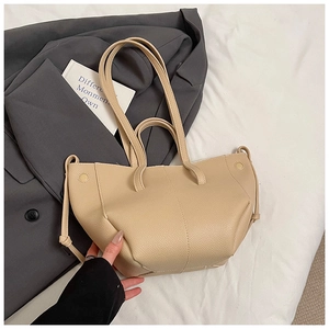 Detail der beigen Tote Bag aus Leder mit Lychee-Maserung und Schultergurt für den Alltag