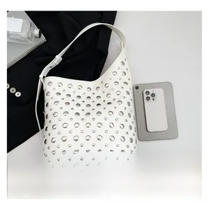 Détails du sac Hobo blanc à rivets montrant le rangement tablette et téléphone