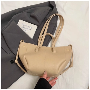 Detail der beigen Tote Bag mit Lychee-Struktur, stilvollem Riemen und geräumigem Inneren