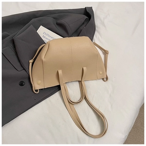 Detailansicht der aprikosenfarbenen PU-Leder Umhängetasche mit eleganter Lychee-Textur