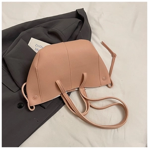 Nahaufnahme der rosa Schultertasche aus Litschi-Leder mit asymmetrischem Design