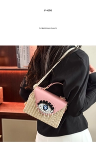 Détail du sac en paille tressée avec rabat en cuir rose et ornement œil avec perles