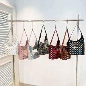 Sac seau vintage à clous, présentant plusieurs couleurs sur un support métallique