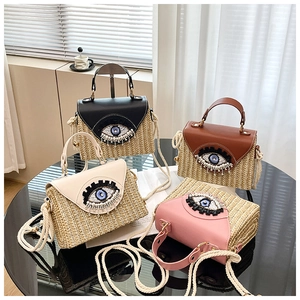 Sacs box en paille en quatre couleurs avec broderie oeil à paillettes et bandoulière corde