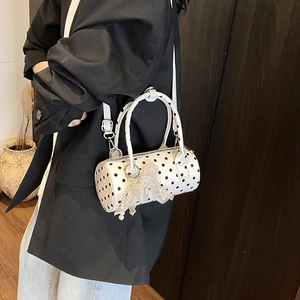 Bolso cilíndrico blanco con lunares, adorno de encaje y perlas y asa superior