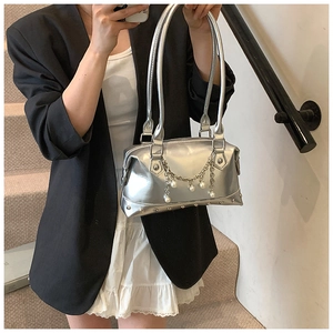 Details der silbernen Y2K Boston Tasche mit Perlenketten und Nietenverzierung