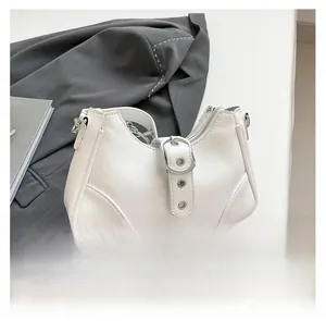 Détail du sac à bandoulière en cuir PU blanc avec boucle métallique et œillets