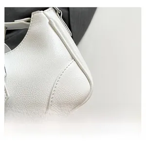Gros plan du sac en cuir PU blanc texturé avec détails de boucle en métal argenté