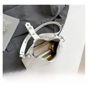 Détails de l'intérieur d'un sac blanc en cuir montrant une grande capacité de rangement