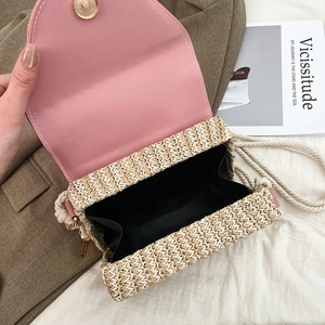 Sac boîte en paille tissée avec rabat en cuir rose et bandoulière en coton