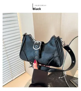 Détails du sac sous le bras noir verni avec clous punk argentés et boucle en métal