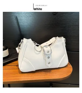 Gros plan du sac sous le bras en cuir PU blanc avec ceintures à rivets et anneau en métal