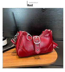 Vue détaillée du cuir verni rouge avec boucle argentée et finitions de couture