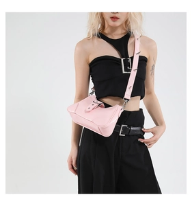 Nahaufnahme der rosa Lackleder-Umhängetasche mit silbernen Nieten am stylischen Schultergurt