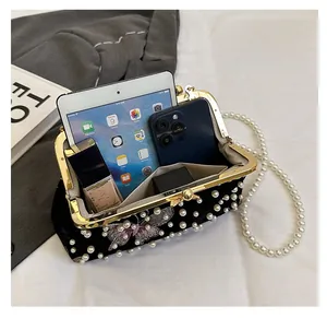 Vue intérieure du sac en velours noir à perles montrant le rangement pour iPad et mobile