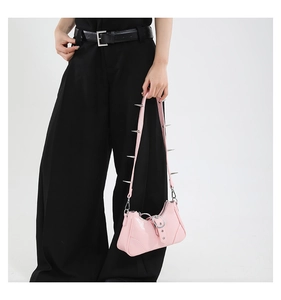 Rosa Lacktasche mit großer Silberschnalle und Punk Schultergurt mit Metallspitzen