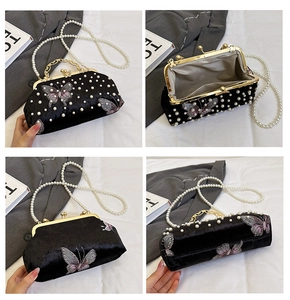 Vue détaillée du sac de soirée en velours noir avec broderie papillon 3D et chaîne perle