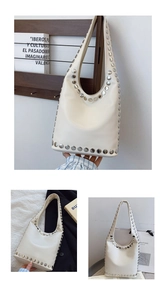 Detail der cremeweißen Hobo-Tasche aus PU-Leder mit silbernen Nieten und integriertem Gurt