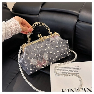 Détail du sac de soirée en velours gris avec perles et broderie de papillon