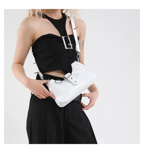 Detail der weißen Nietentasche mit Metallringen und Schultergurt im Punk-Stil für Damen