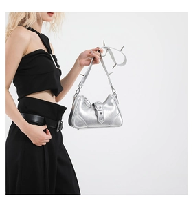 Detailansicht der silbernen Metallic-Tasche mit Nieten im Y2K-Punk-Stil am Schultergurt