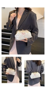 Détails de broderie de perles et de paillettes papillon roses sur un sac coquillage