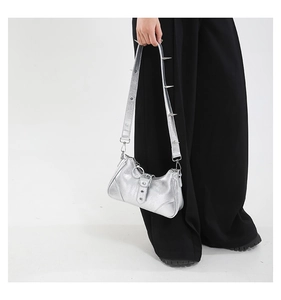 Detailansicht der silbernen Hobo-Tasche mit verstellbarem Riemen und Nieten-Hardware