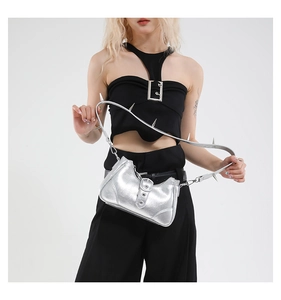Détail du sac à bandoulière punk argenté avec pointes métalliques sur la sangle et boucle