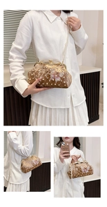 Détail du sac de soirée en velours marron doré avec perles et broderie papillon