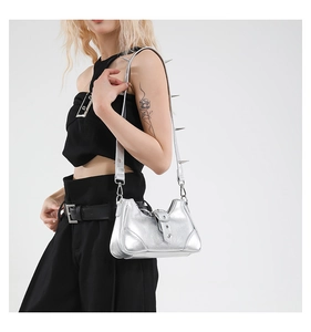 Details einer silbernen Punk-Schultertasche mit langen Metallspikes am Trageriemen