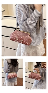 Détails du sac de soirée en velours rose avec chaîne en perles et fermoir papillon