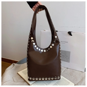 Detail der silbernen Nieten an einer dunkelbraunen matten Hobo-Tasche aus Leder