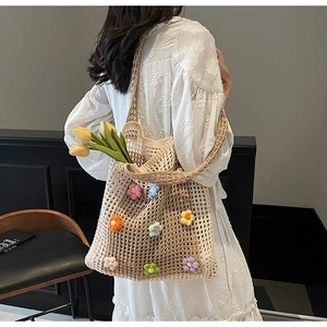 Vue détaillée d'un sac cabas au crochet avec appliques florales 3D multicolores
