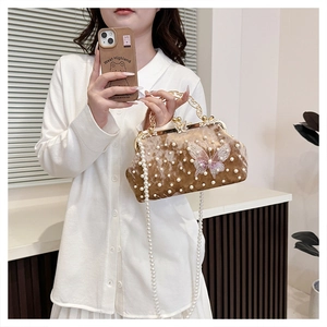 Détail du sac de soirée en velours avec perles, broderie et fermoir doré chic