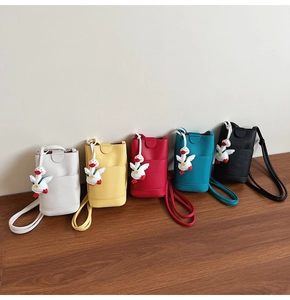 Mini sacs bandoulière verticaux en cinq couleurs avec cuir litchi et pendentif de canard