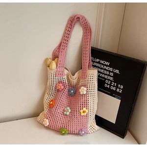 Gros plan d'un sac cabas au crochet fait main avec des fleurs colorées en relief