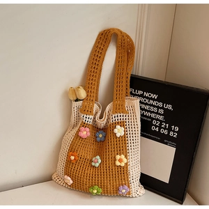 Détails de maille et fleurs au crochet 3D colorées sur le sac fourre-tout ajouré