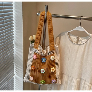 Détail du sac cabas en tricot avec des fleurs en crochet 3D colorées et bicolore