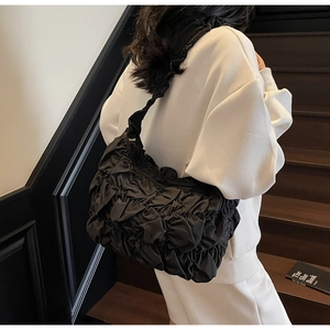 Detail der schwarzen plissierten Nylon-Cloud-Tasche und gerafftes Schultergurt-Design