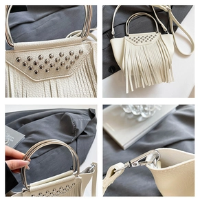 Dettaglio della borsa boho bianca con manico in metallo argentato e frange con borchie